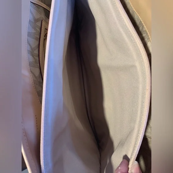 Michael Kors Jet Set Travel - Picture 9 of 16